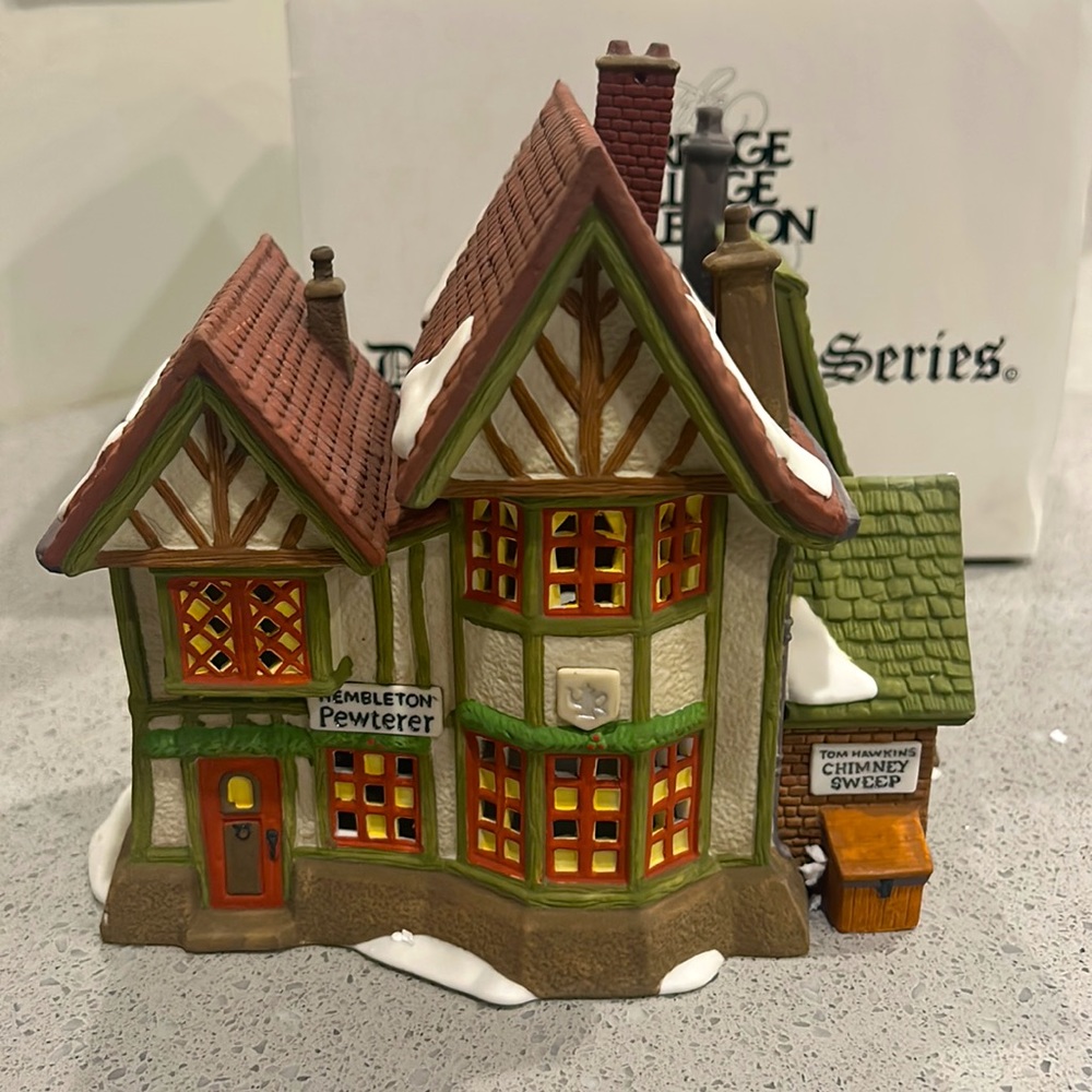 Department 56 Hembleton Pewterer w/ light Dickens Village Series. Great cond.